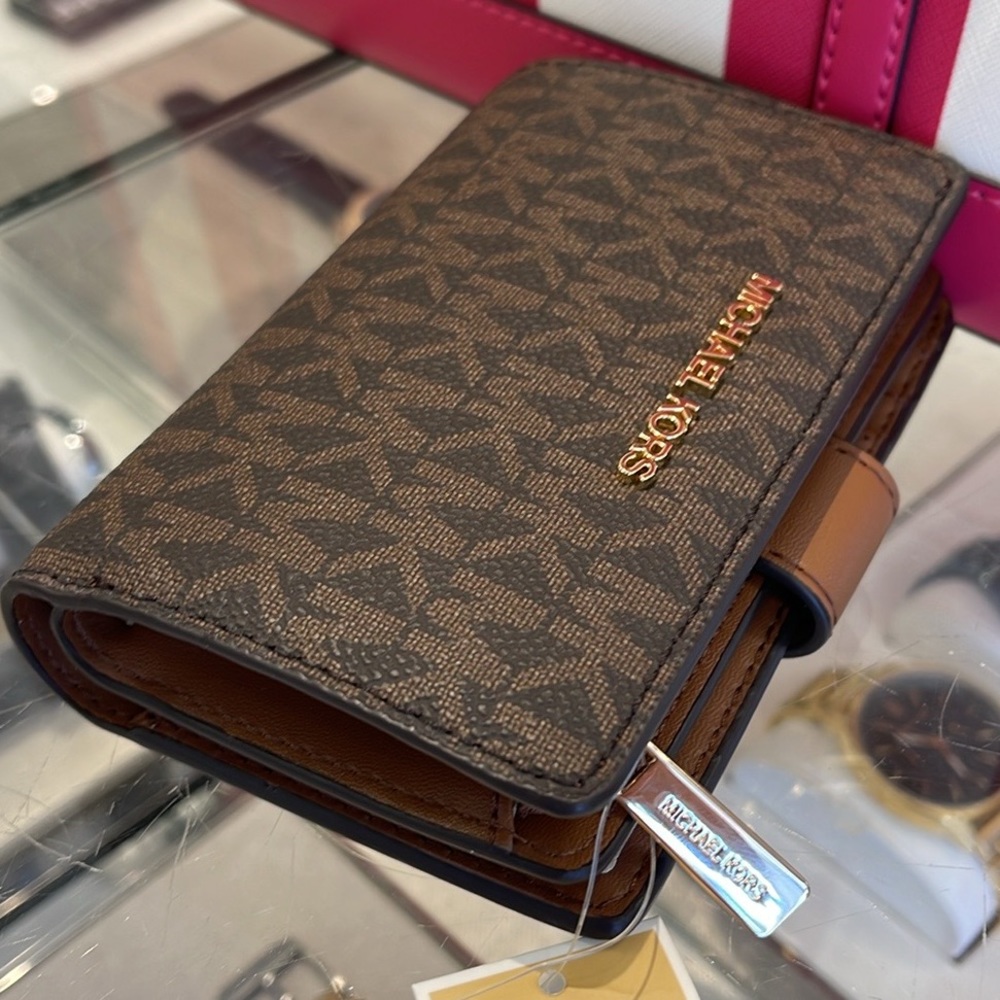 MICHAEL KORS
Jet Set Travel Medium Bifold Zip Signature Logo Wallet 
Brown
NWT